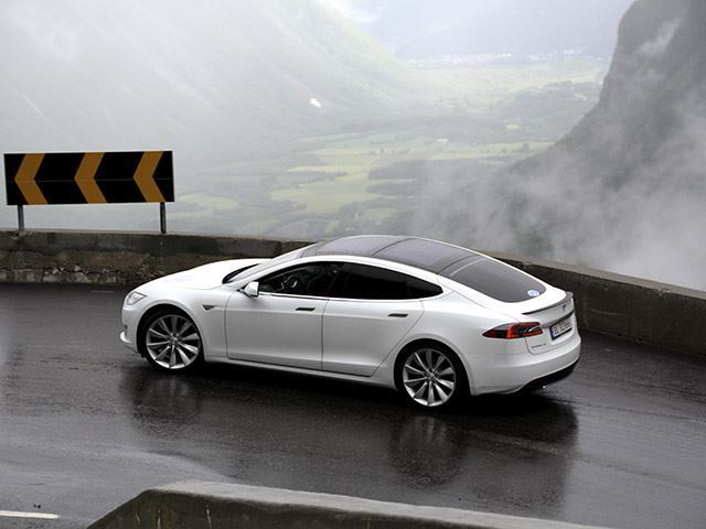 Покажет ли Tesla Model 3 в этом месяце